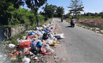 Sampah-menumpuk-di-TPS-Jalan-Purwodadi.jpg