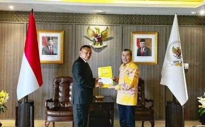 Terima-Mandat-Dari-Golkar-Syamsuar-Jadi-Calon-Pertama-Resmi-Maju-Pilgubri.jpg