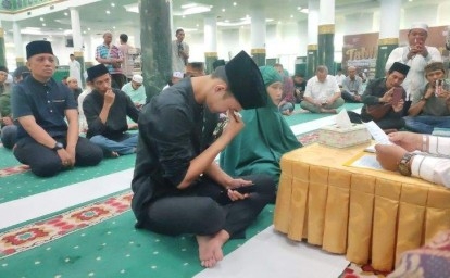 Teteskan-Air-Mata-Ini-Alasan-Sepasang-Muda-Mudi-Bersyahadat-di-Masjid-Agung-An-Nur.jpg