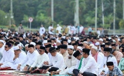 Wabup-Husni-Laksanakan-Salat-Idul-Adha-1445-H-di-Depan-Istana-Siak.jpg