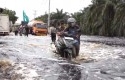 Banjir-Genangi-Jalan-di-Pelalawan-Kendaraan-Terjebak-Hingga-Satu-Kilometer.jpg