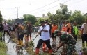 Brimob-Polda-Riau-Sampaikan-Pesan-Pilkada-Damai-di-Lokasi-Terdampak-Banjir.jpg