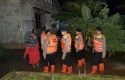 Instruksi-Kapolda-Brimob-Polda-Riau-Bantu-Warga-Terdampak-Banjir-Hingga-Malam.jpg