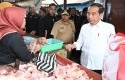 Jokowi-bagi-bansos3.jpg