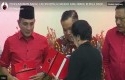 Megawati-serahkan-sk-ke-sf-hariyanto.jpg