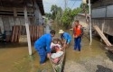 Rumah-Dikepung-Banjir-Petugas-Evakuasi-Lansia-Sakit-Pakai-Sampan.jpg