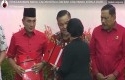 SF-Hariyanto-terima-sk-dari-megawati.jpg