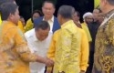 Salaman-Nundukkan-Badan-Kader-PDIP-Riau-SF-Hariyanto-Jumpa-Ketum-Golkar-di-DPP.jpg