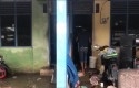 Warga-bersihkan-rumah-pasca-banjir.jpg